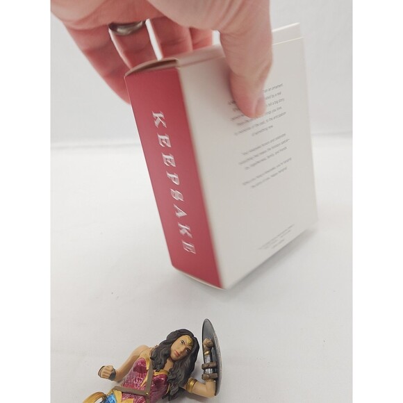 Wonder Woman DC Comics Hallmark Keepsakes Ornament 2018 w/Box - Picture 13 of 15